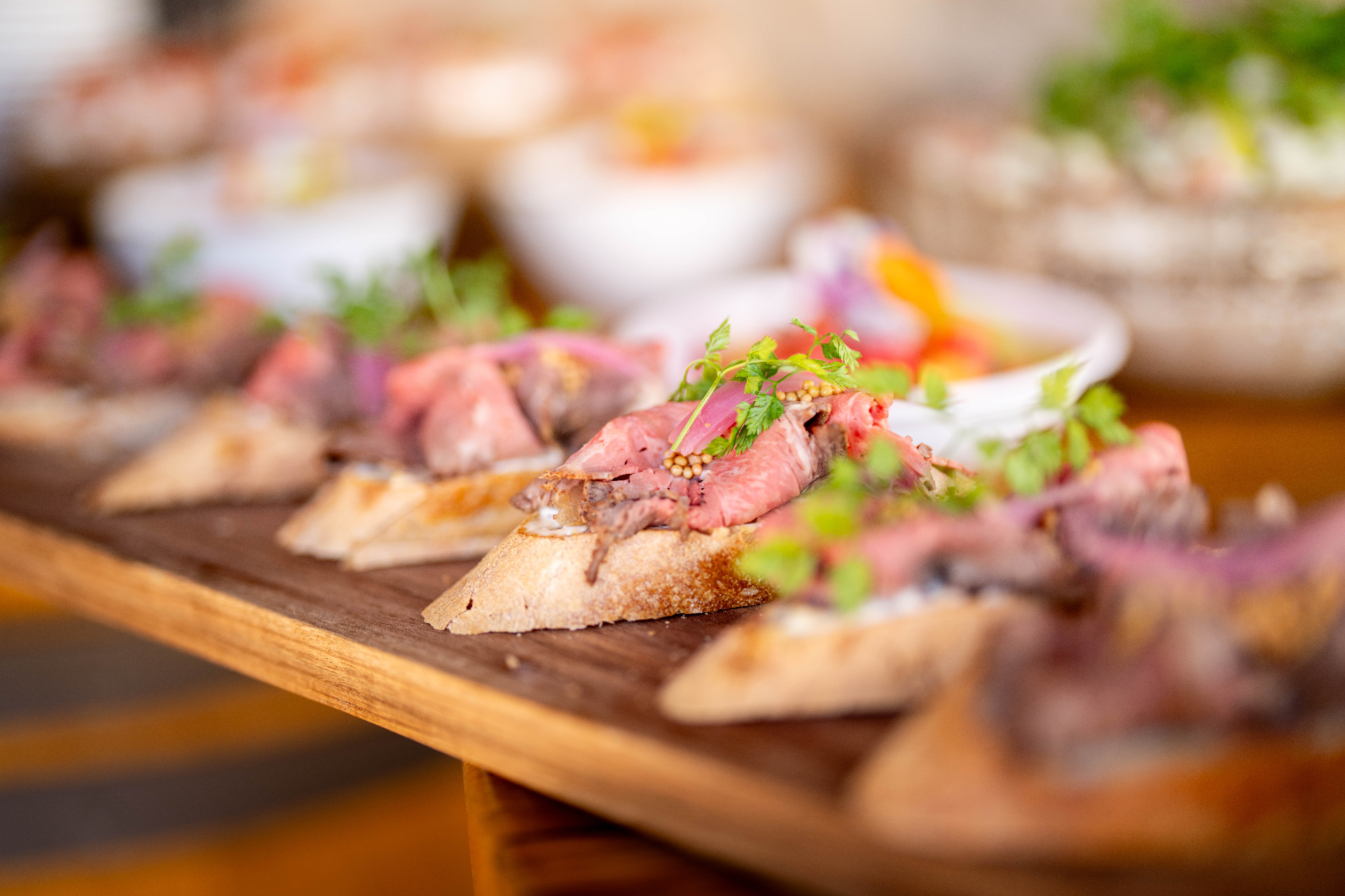 Bruschetta s masem na servírovacím prkně